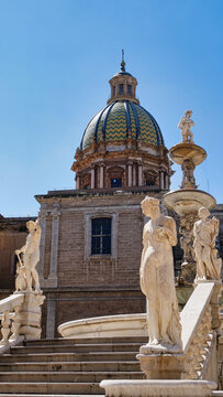 Brunnen Fontana Pretoria und im Hintergrund die Kuppel der Kirche San Giuseppe dei Teatini in Palermo, Sizilien