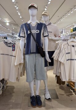 Maniqu&iacute;es con equipamiento y ropa de verano del club de f&uacute;tbol PSG Paris Saint Germain en tienda Lefties, Madrid, Espa&ntilde;a, 25 de mayo de 2026