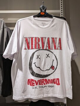 Camiseta de manga corta de la banda de rock Nirvana y su concierto Nevermind U.K Tour 1991, en tienda Primark de Madrid, Espa&ntilde;a, 25 de mayo de 2026