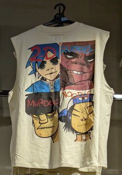 Camiseta sin mangas de los personajes de la banda de rock Gorillaz: 2-D, Russell, Murdoc y Noodle, en tienda Primark de Madrid, Espa&ntilde;a, 25 de mayo de 2026