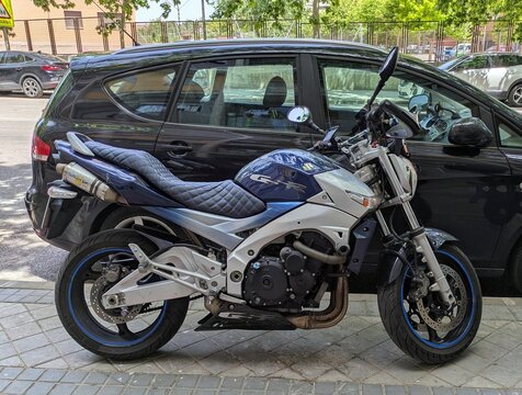 Vista lateral de moto estilo streetfighter Suzuki GSR 600 estacionada en Madrid, Espa&ntilde;a, 25 de mayo de 2026