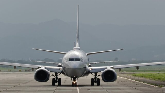 地上を走行する旅客機 仙台空港 A passenger aircraft taxiing on the ground at Sendai Airport.