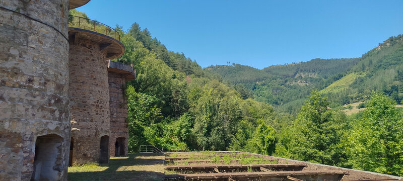 Antiguos hornos mineros de piedra en ladera boscosa en  Zerain, Guipuzcoa, Espa&ntilde;a