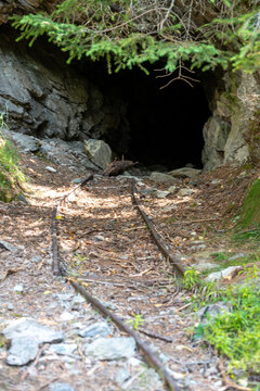 D&eacute;but d'une mine abandonn&eacute;e avec wagonnet