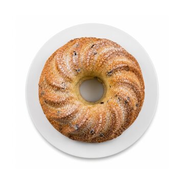Gugelhupf auf wei&szlig;em Teller, freigestellt. Klassischer deutscher R&uuml;hrkuchen in Ringform mit Rosinen und feinem Puderzucker, von oben fotografiert auf hellem Hintergrund.