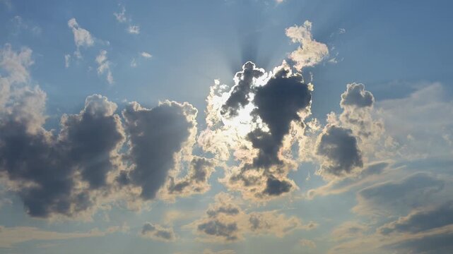 Dramatischer Himmel mit Wolken und Sonnenstrahlen durchdringen die Wolken, Sommer, Miltenberg, Spessart, Bayern, Deutschland
