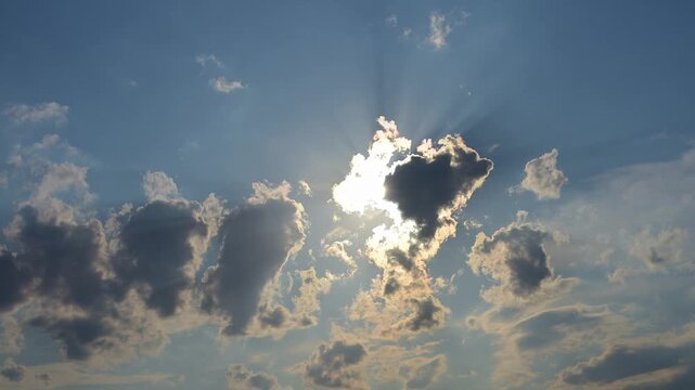 Dramatischer Himmel mit Wolken und Sonnenstrahlen durchdringen die Wolken, Sommer, Miltenberg, Spessart, Bayern, Deutschland
