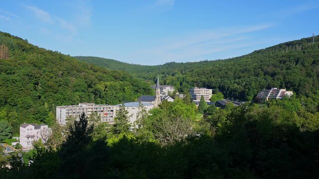 Eine kleine Stadt mit einer Kirche und vielen gr&uuml;nen W&auml;ldern umgeben, Schlangenbad, Heilbad, Taunus, Rheingau-Taunus-Kreis, Hessen, Deutschland 