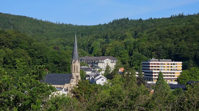 Eine kleine Stadt mit einer Kirche und vielen gr&uuml;nen W&auml;ldern umgeben, Schlangenbad, Heilbad, Taunus, Rheingau-Taunus-Kreis, Hessen, Deutschland 