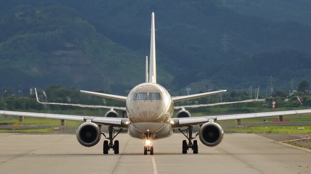 地上を走行する旅客機 仙台空港 A passenger aircraft taxiing on the ground at Sendai Airport.