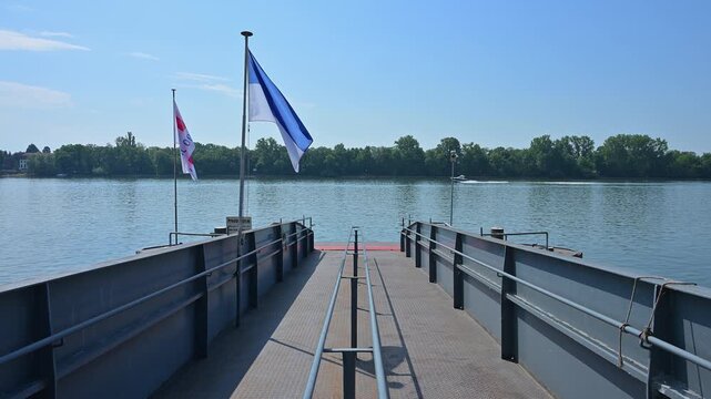 Anlege Steg am Fluss, Flaggen wehen im Wind unter klarem Himmel, Rhein, Eltville am Rhein, Rheingau, Hessen, Deutschland
Anlege Steg am Fluss, Flaggen wehen im Wind unter klarem Himmel, Rhein, Eltvill