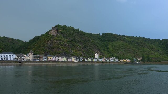 Eine Stadt am Fluss mit Burg Katz auf einem H&uuml;gel und bew&ouml;lktem blauem Himmel, St. Goarhausen, Rhein, Rheingau, Hessen, Deutschland