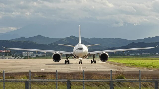 地上を走行する旅客機 仙台空港 A passenger aircraft taxiing on the ground at Sendai Airport.