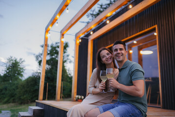 Obraz premium Romantic date for young couple in small cottage in nature.