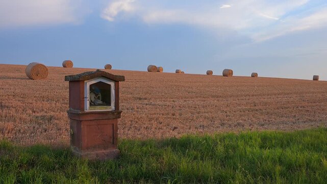 Strohballen auf einem weitl&auml;ufigen, erntefrischen Feld,  Sommer, Reichartshausen, Amorbach, Odenwald, Bayern, Deutschland 