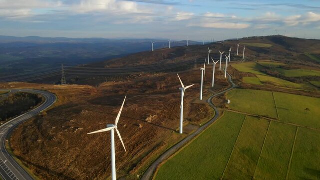 MOLINOS E&Oacute;LICOS EN LA SERRA DO CAND&Aacute;N 🚁 | Gigantes de Viento en Pontevedra (4K Dron)