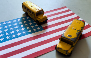 Obraz premium toy school bus on the US flag