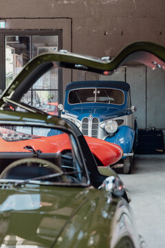 Oldtimer in einer Ausstellung