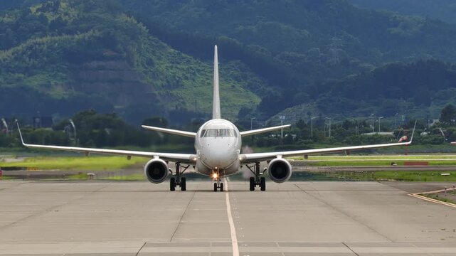地上を走行する旅客機 仙台空港 A passenger aircraft taxiing on the ground at Sendai Airport.