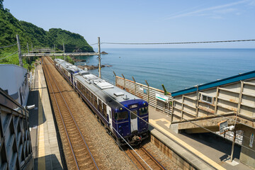 新潟県の観光列車である快速Shu*Kuraが青海川駅に停車する © Sou