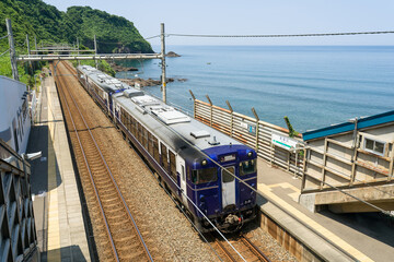 新潟県の観光列車である快速Shu*Kuraが青海川駅に停車する © Sou
