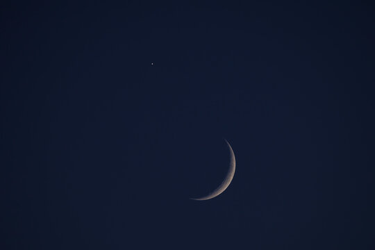 Rencontre entre la Lune et V&eacute;nus &agrave; la tomb&eacute;e de la nuit