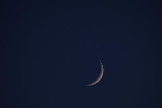 Rencontre entre la Lune et V&eacute;nus &agrave; la tomb&eacute;e de la nuit
