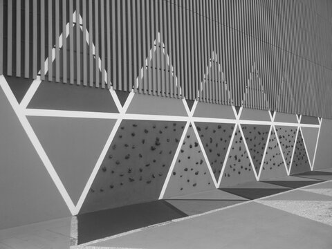 Pared con dibujo geom&eacute;trico y presas para escalar