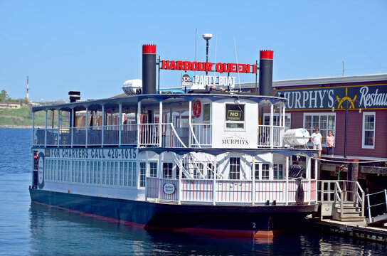 SAVANNAH, GEORGIA USA : Savannah riverboat, Georgia Queen on excursion. The River Street Riverboat Company was first established in 1991 under the direction of Jonathan Claughton.