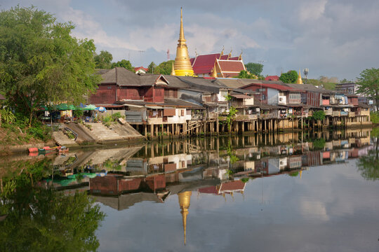 Chanthaburi, le reflet de ses anciennes maisons sur pilotis dans les eaux calmes de sa rivi&egrave;re, Tha&iuml;lande.