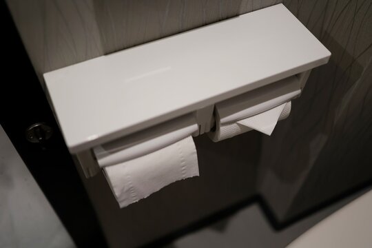 トイレットペーパー三角折りと通常の対比。ホテルのトイレ衛生管理