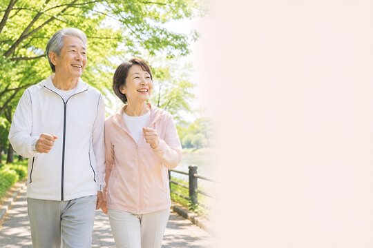 遊歩道をウォーキングする日本人シニア夫婦 健康的で活動的なシニアライフ（AI生成）