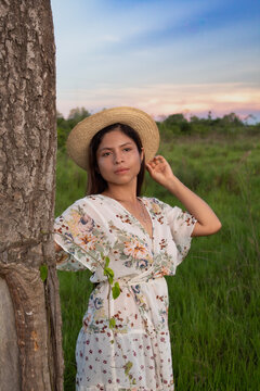 Mujer boliviana de la amazonia modelando con sombrero de paja en las sabanas del Beni