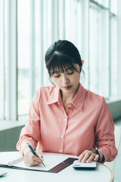 デスクワークをする女性ビジネスウーマン, Businesswoman Doing Desk Work