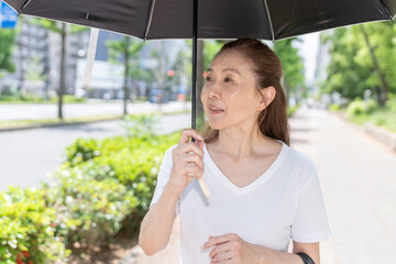 Fototapeta premium 日傘をさすシニア女性