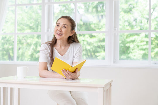 本を読むシニア女性
