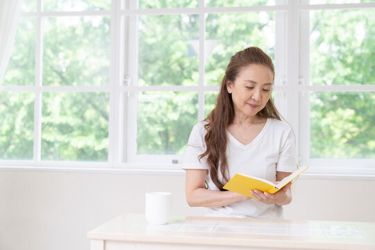 本を読むシニア女性