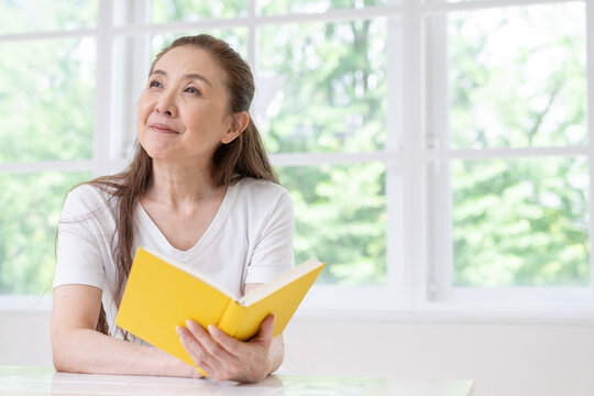 本を読むシニア女性