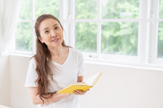 本を読むシニア女性