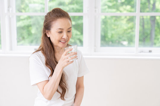 水を飲むシニア女性