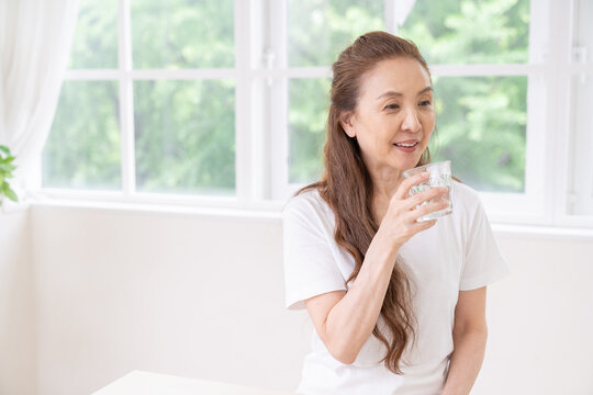 水を飲むシニア女性