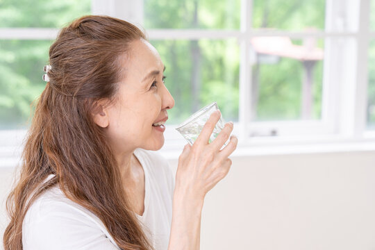 水を飲むシニア女性