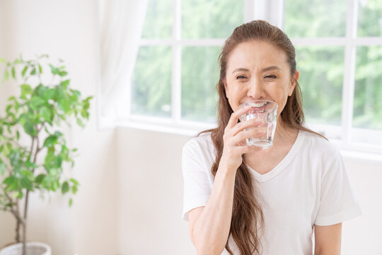 水を飲むシニア女性