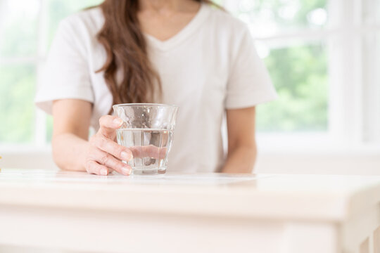 水を飲むシニア女性　手元