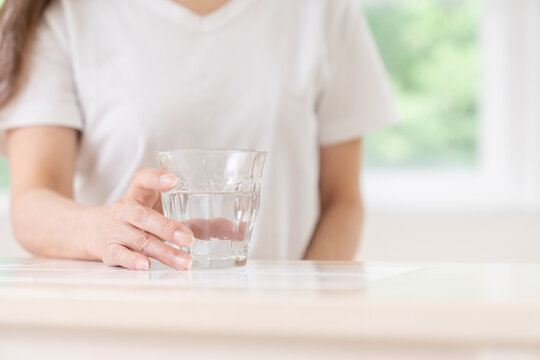 水を飲むシニア女性　手元