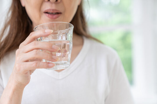 水を飲むシニア女性