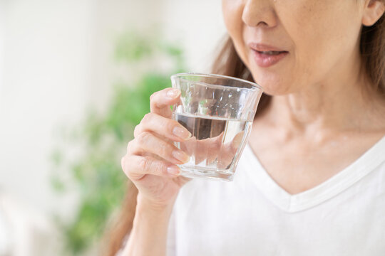 水を飲むシニア女性