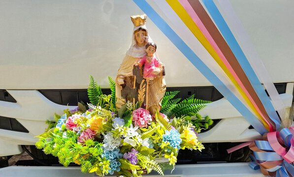 Religious image of the Virgin during the 'Virgen del Carmen' procession