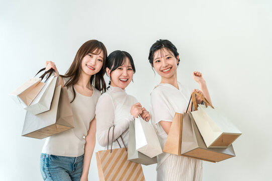 ショッピングを楽しむ若いアジア人女性（買い物,セール,バーゲン）