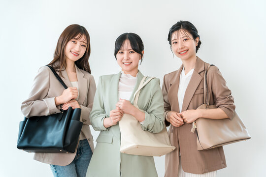 オフィスに並ぶ笑顔のビジネスウーマン（働く女性,ワーキングウーマン,ワーキングママ）